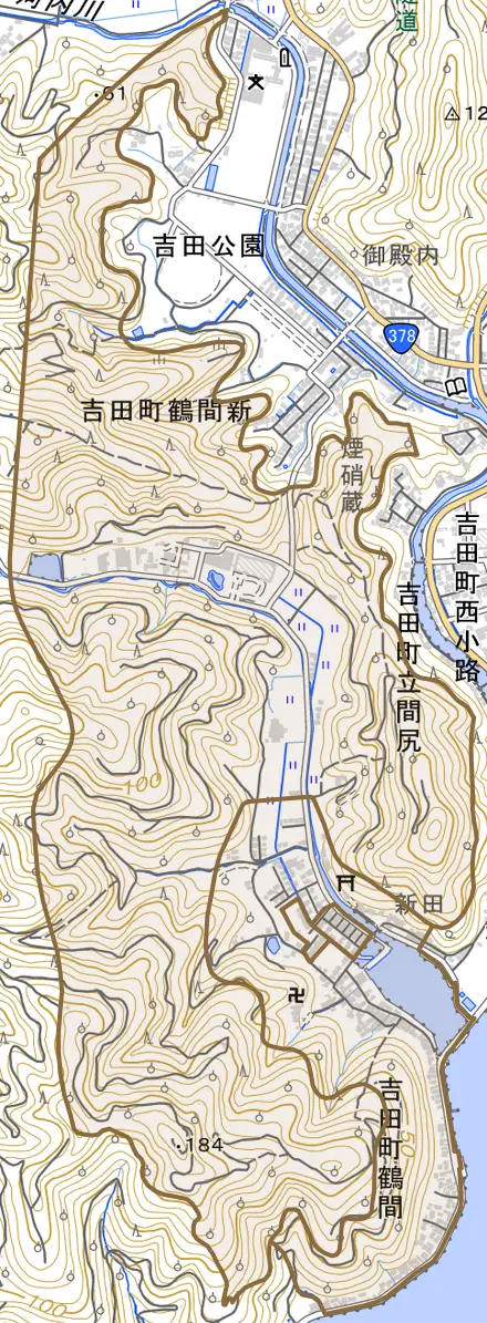 吉田町鶴間とその周辺の地図。町の範囲を重ねている