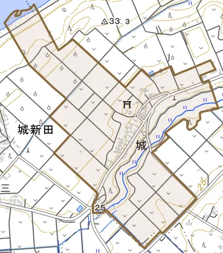 城とその周辺の地図。町の範囲を重ねている