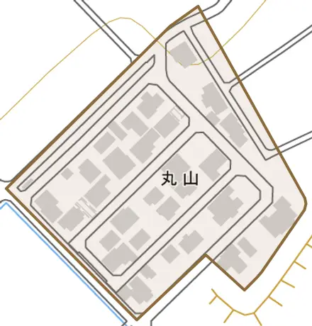 丸山とその周辺の地図。町の範囲を重ねている