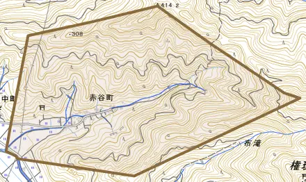赤谷町とその周辺の地図。町の範囲を重ねている