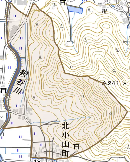 北小山町とその周辺の地図。町の範囲を重ねている