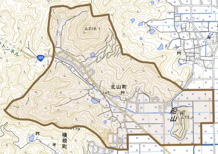 北山町とその周辺の地図。町の範囲を重ねている