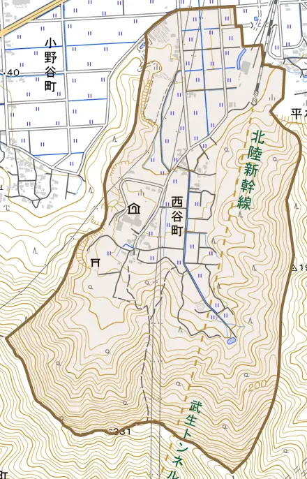 西谷町とその周辺の地図。町の範囲を重ねている