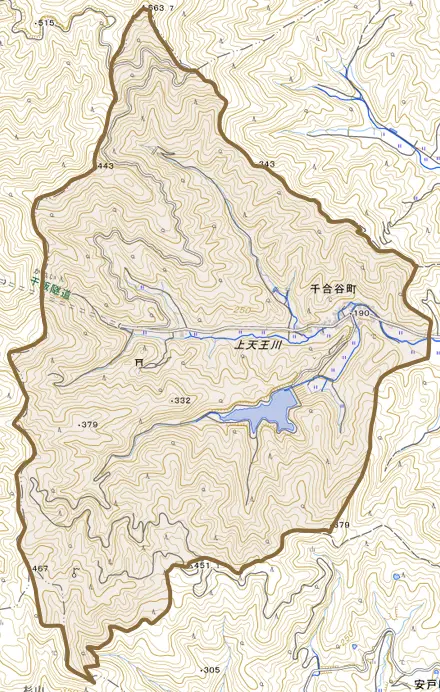 千合谷町とその周辺の地図。町の範囲を重ねている