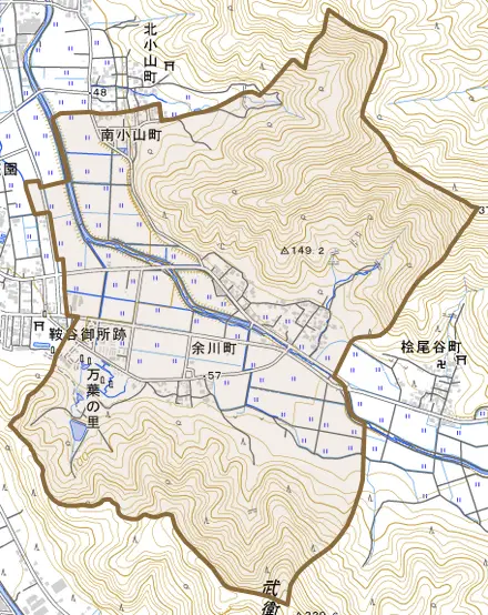 余川町とその周辺の地図。町の範囲を重ねている