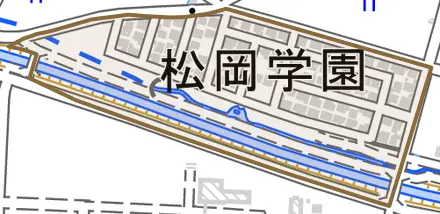 松岡学園とその周辺の地図。町の範囲を重ねている