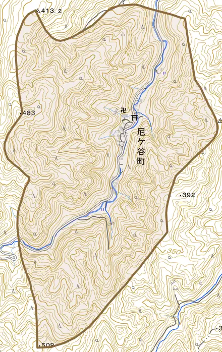 尼ケ谷町とその周辺の地図。町の範囲を重ねている