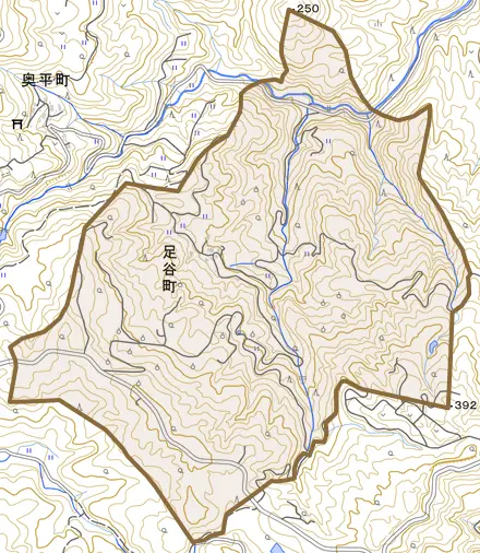足谷町とその周辺の地図。町の範囲を重ねている
