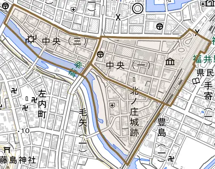 中央とその周辺の地図。町の範囲を重ねている