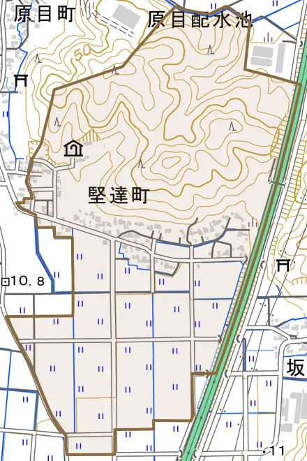 堅達町とその周辺の地図。町の範囲を重ねている
