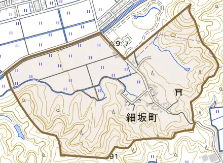 細坂町とその周辺の地図。町の範囲を重ねている