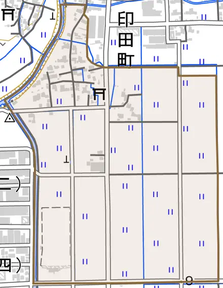 印田町とその周辺の地図。町の範囲を重ねている
