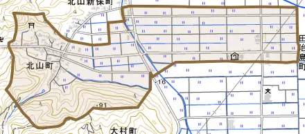 北山町とその周辺の地図。町の範囲を重ねている