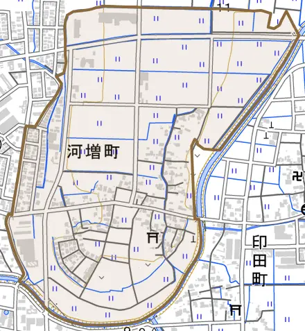 河増町とその周辺の地図。町の範囲を重ねている