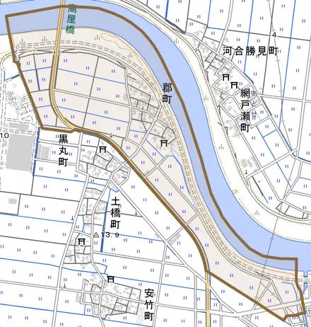 郡町とその周辺の地図。町の範囲を重ねている