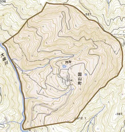 国山町とその周辺の地図。町の範囲を重ねている