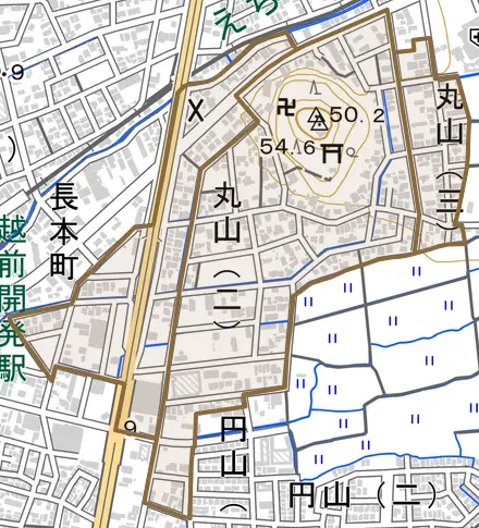丸山とその周辺の地図。町の範囲を重ねている