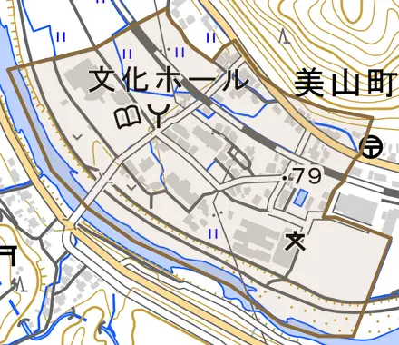 美山町とその周辺の地図。町の範囲を重ねている