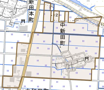 中新田町とその周辺の地図。町の範囲を重ねている