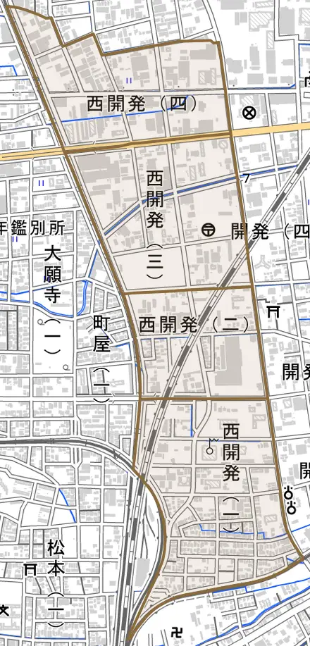 西開発とその周辺の地図。町の範囲を重ねている