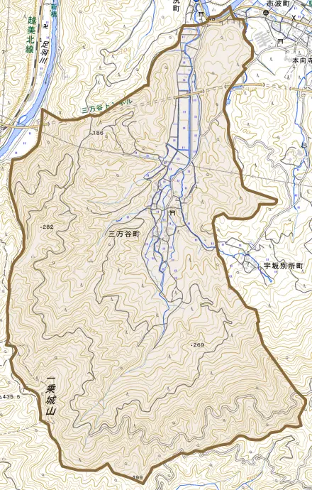 三万谷町とその周辺の地図。町の範囲を重ねている
