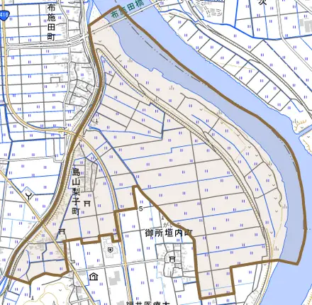島山梨子町とその周辺の地図。町の範囲を重ねている