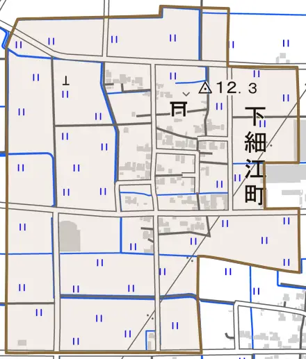 下細江町とその周辺の地図。町の範囲を重ねている
