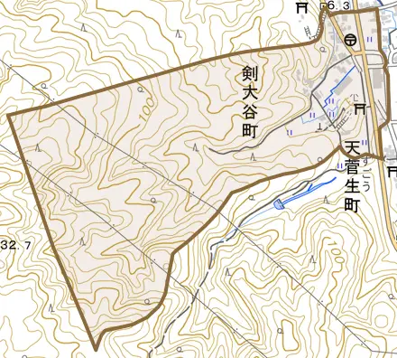 剣大谷町とその周辺の地図。町の範囲を重ねている