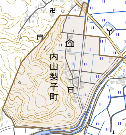 内山梨子町とその周辺の地図。町の範囲を重ねている