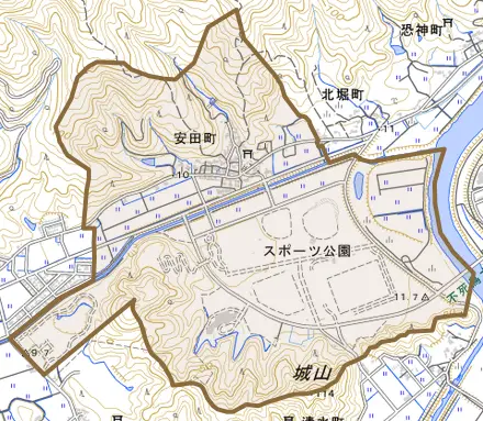 安田町とその周辺の地図。町の範囲を重ねている