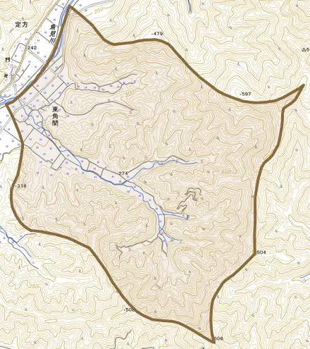 東角間とその周辺の地図。町の範囲を重ねている