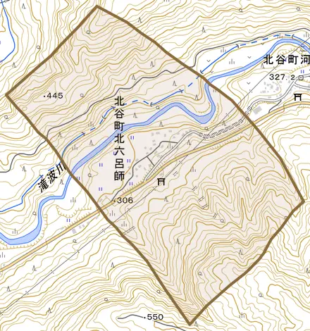 北谷町北六呂師とその周辺の地図。町の範囲を重ねている