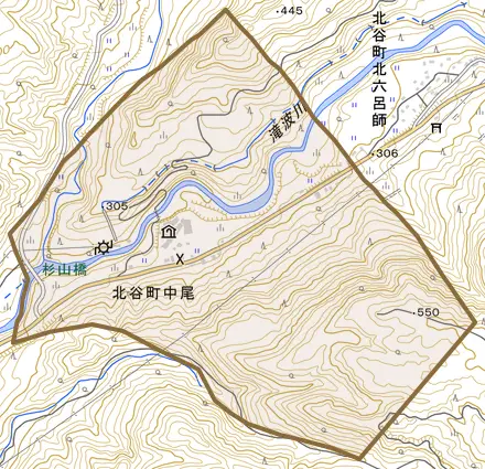 北谷町中尾とその周辺の地図。町の範囲を重ねている