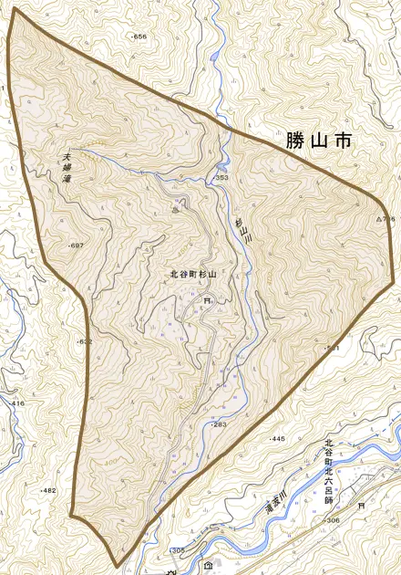 北谷町杉山とその周辺の地図。町の範囲を重ねている