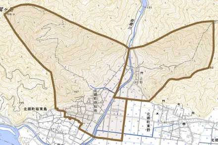 北郷町伊知地とその周辺の地図。町の範囲を重ねている