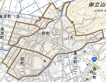 郡町とその周辺の地図。町の範囲を重ねている
