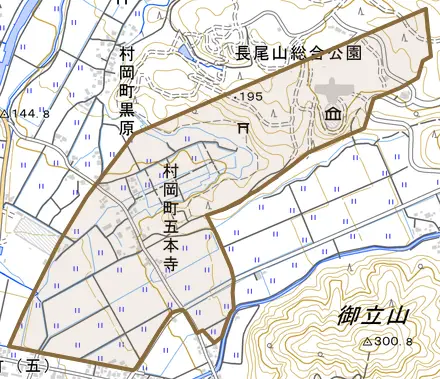 村岡町五本寺とその周辺の地図。町の範囲を重ねている