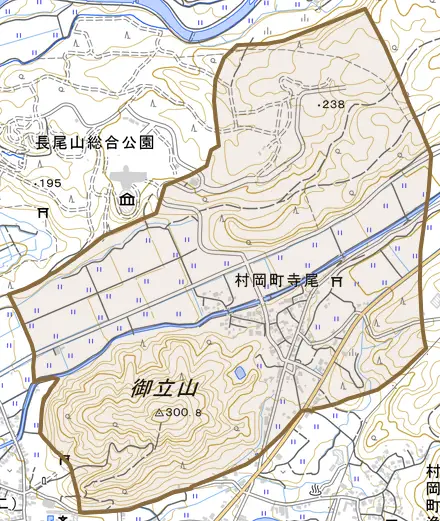 村岡町寺尾とその周辺の地図。町の範囲を重ねている