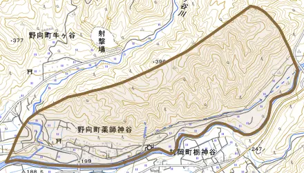 野向町薬師神谷とその周辺の地図。町の範囲を重ねている