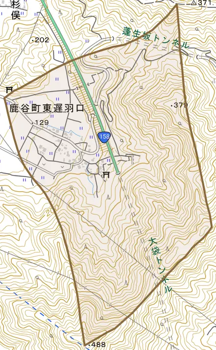 鹿谷町東遅羽口とその周辺の地図。町の範囲を重ねている