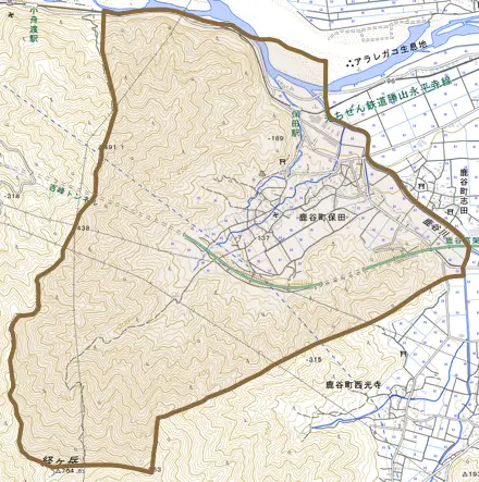 鹿谷町保田とその周辺の地図。町の範囲を重ねている