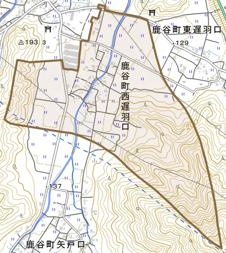 鹿谷町西遅羽口とその周辺の地図。町の範囲を重ねている