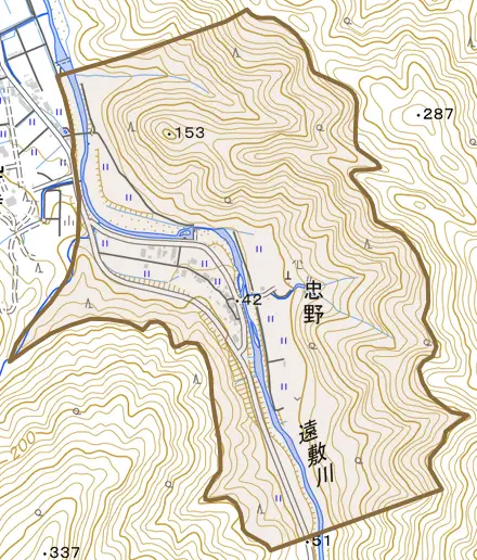 忠野とその周辺の地図。町の範囲を重ねている