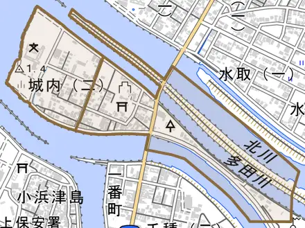 城内とその周辺の地図。町の範囲を重ねている