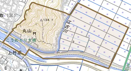 丸山とその周辺の地図。町の範囲を重ねている