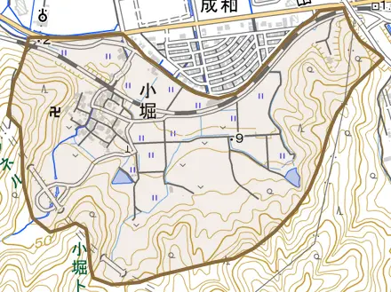 小堀とその周辺の地図。町の範囲を重ねている