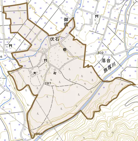 伏石とその周辺の地図。町の範囲を重ねている