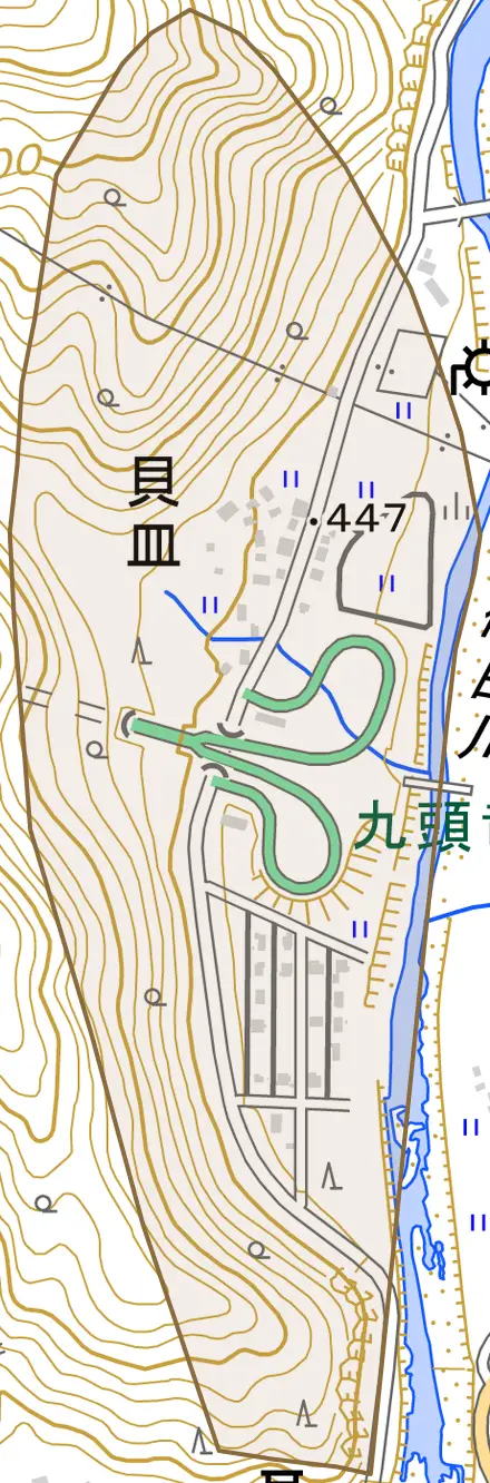 貝皿とその周辺の地図。町の範囲を重ねている