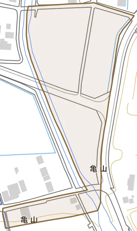 亀山とその周辺の地図。町の範囲を重ねている