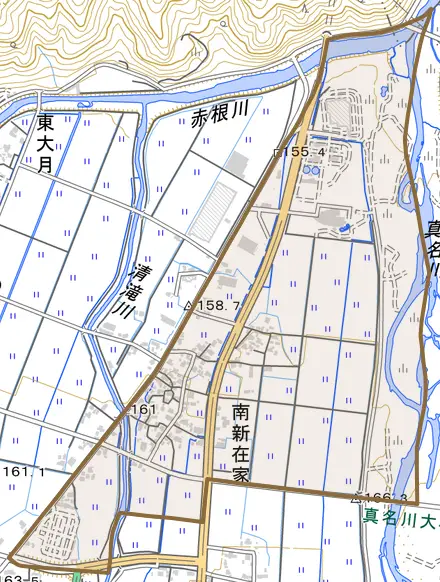南新在家とその周辺の地図。町の範囲を重ねている